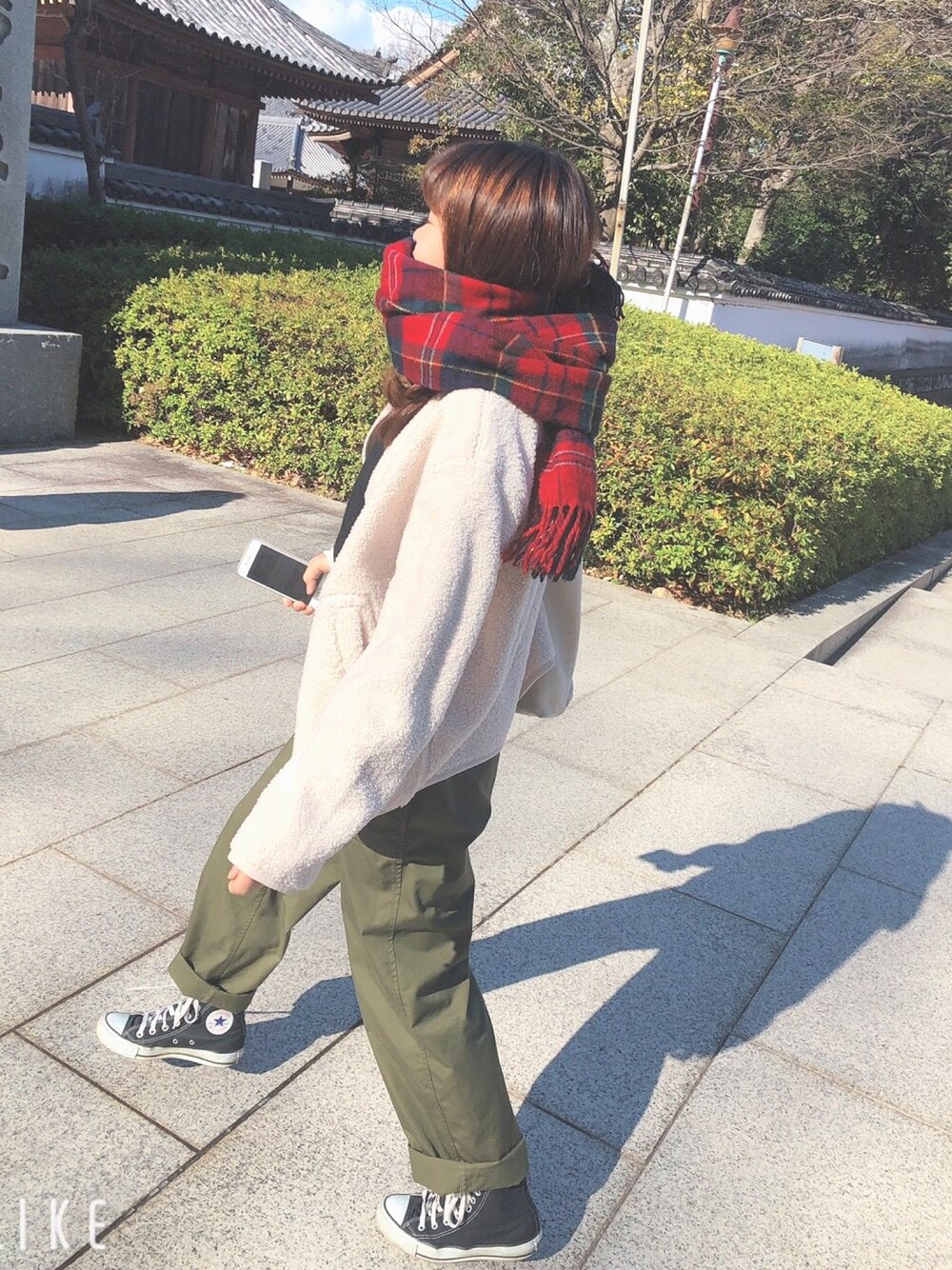 ホワイト系のその他アウター、グリーン系のパンツ、ブラック系のスニーカーを着用したレディースの夏コーディネートの1枚目の写真