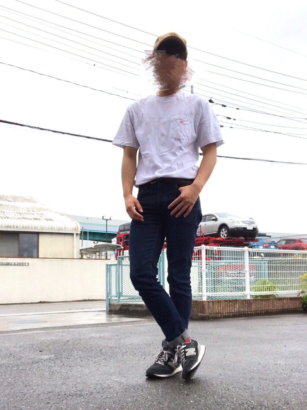 ホワイト系のTシャツ/カットソー、ブルー系のデニムパンツ、ブラック系のスニーカーを着用したメンズの夏コーディネートの1枚目の写真