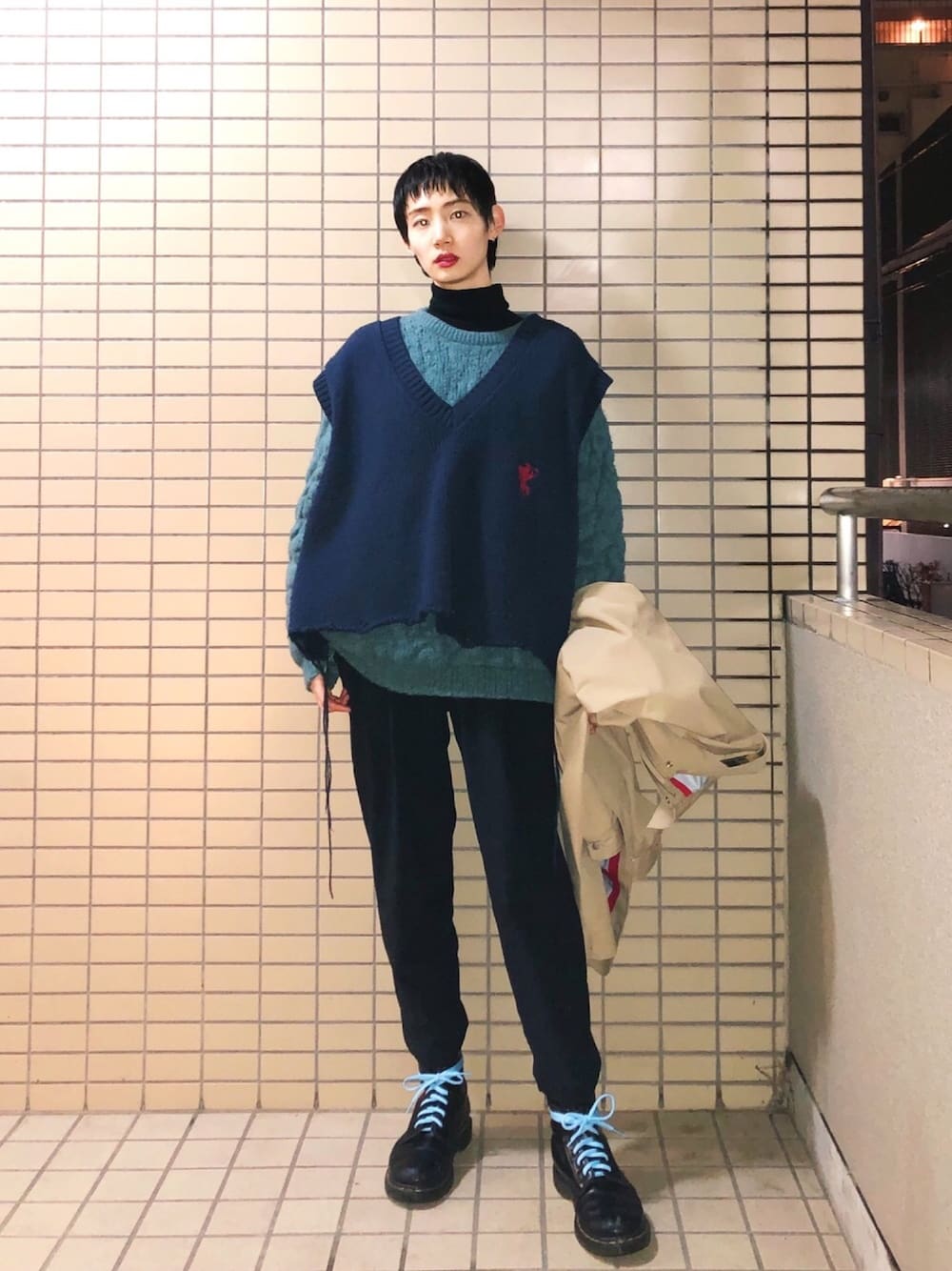 「平成最後のWEARISTAセンバツ、雨の日コーデ、カジュアルコーデ、古着MIX、レイヤードスタイル、doublet、YVES SAINT LAURENT、D-VEC、Dr.Martens、ショートヘア」｜「Yves Saint Laurentのアイテム（ニット/セーター、グリーン系）」を使った、Marikoさん（レディース・165cm）の春コーディネートの1枚目の写真