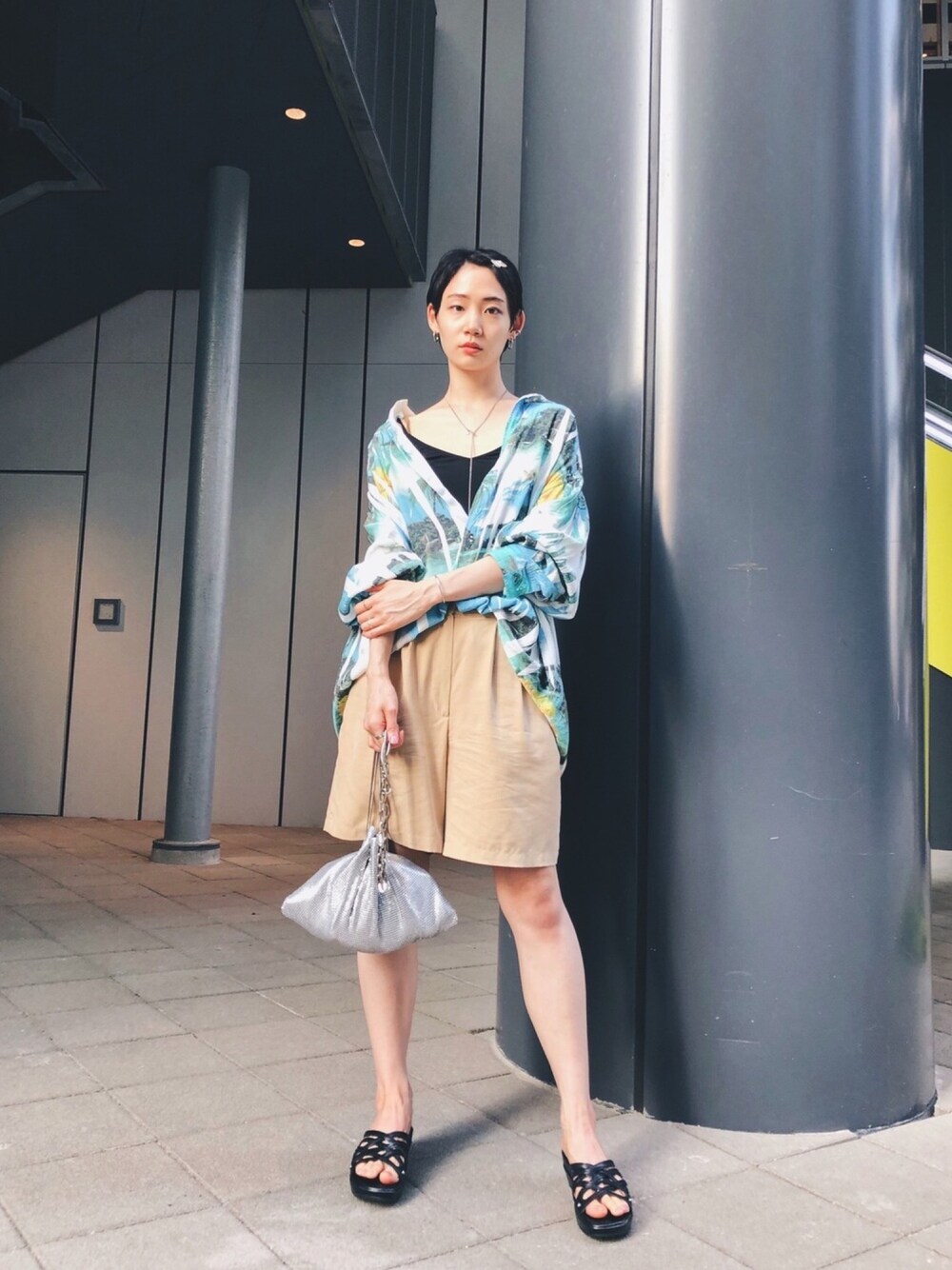 ブルー系のシャツ/ブラウス、ベージュ系のその他パンツ、シルバー系のバッグを着用したレディースの夏コーディネートの1枚目の写真