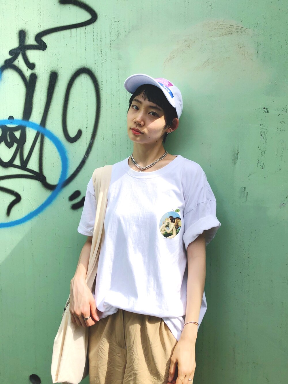 「夏コーデ、シンプルコーデ、今日のコーデ、ootd、白Tシャツ、DISCOVERED、MIDWEST、ショートヘア」｜「DISCOVEREDの■別注■DISCOVE(RED)×MIDWEST 『ART』Tシャツ（Tシャツ/カットソー、ホワイト系）」を使った、Marikoさん（レディース・165cm）の夏コーディネートの1枚目の写真