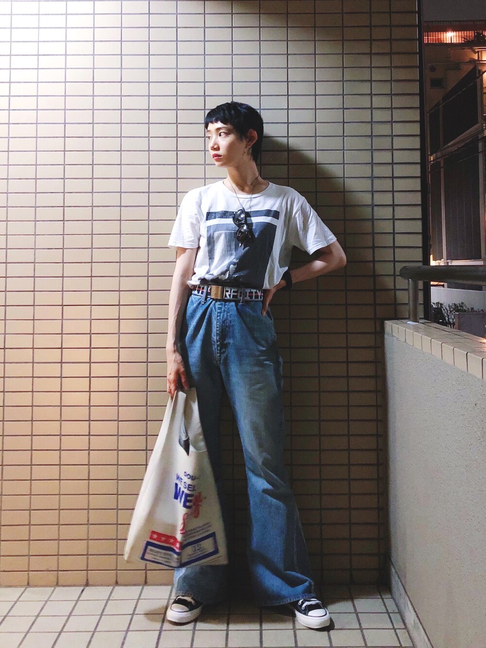「converse、スニーカー、スニーカーコーデ、ラクチンコーデ、outfit、Tシャツ、デニム、ショートヘア」｜「CONVERSEのconverse(コンバース) ALL STAR THREEHEARTS OX レディーススニーカー(オールスタースリーハーツOX)（スニーカー、ブラック系）」を使った、Marikoさん（レディース・165cm）の秋コーディネートの1枚目の写真