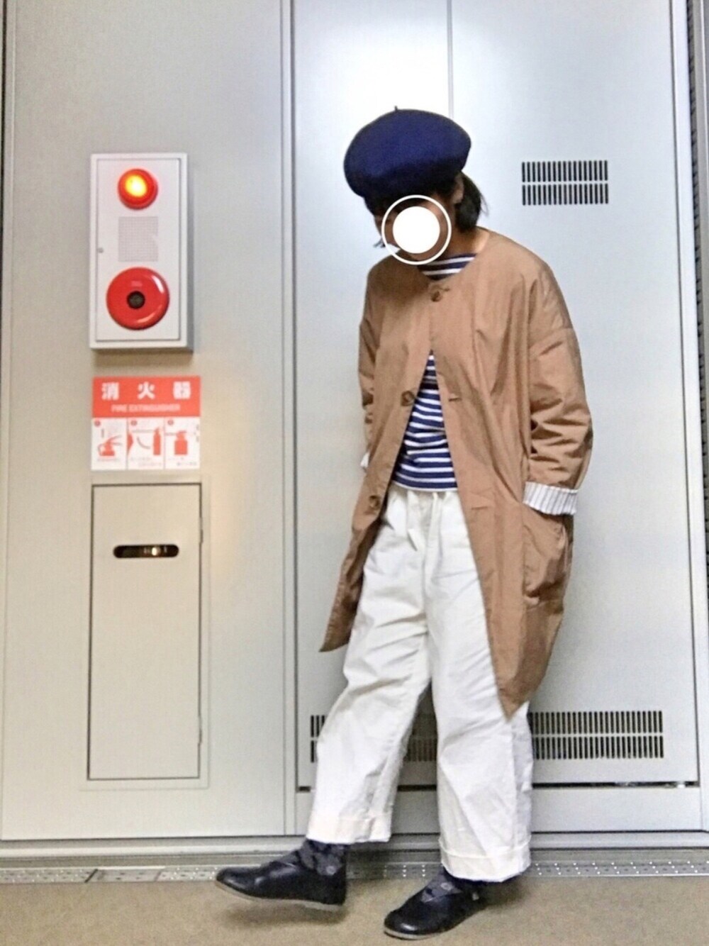 「シンプル、パンツスタイル、ベレー帽、ボーダートップス、ノーカラーコート、白パンツ、柄ソックス、ママコーデ、靴下チラ見せ、無印良品」｜「LE GLAZIKの【LE GLAZIK(ル グラジック)】ノーカラーコート（ノーカラージャケット、ベージュ系）」を使った、m.さん（レディース・152cm）の春コーディネートの1枚目の写真