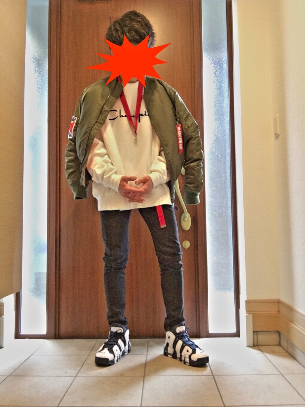 「street、ストリート、トレーナー、ガチャベルト、ランヤード、モアテン、MA-1、黒スキニー」｜「Supreme のアイテム（ネックレス、レッド系）」を使った、こうだい×ドラム×さん（メンズ・175cm）の春コーディネートの1枚目の写真