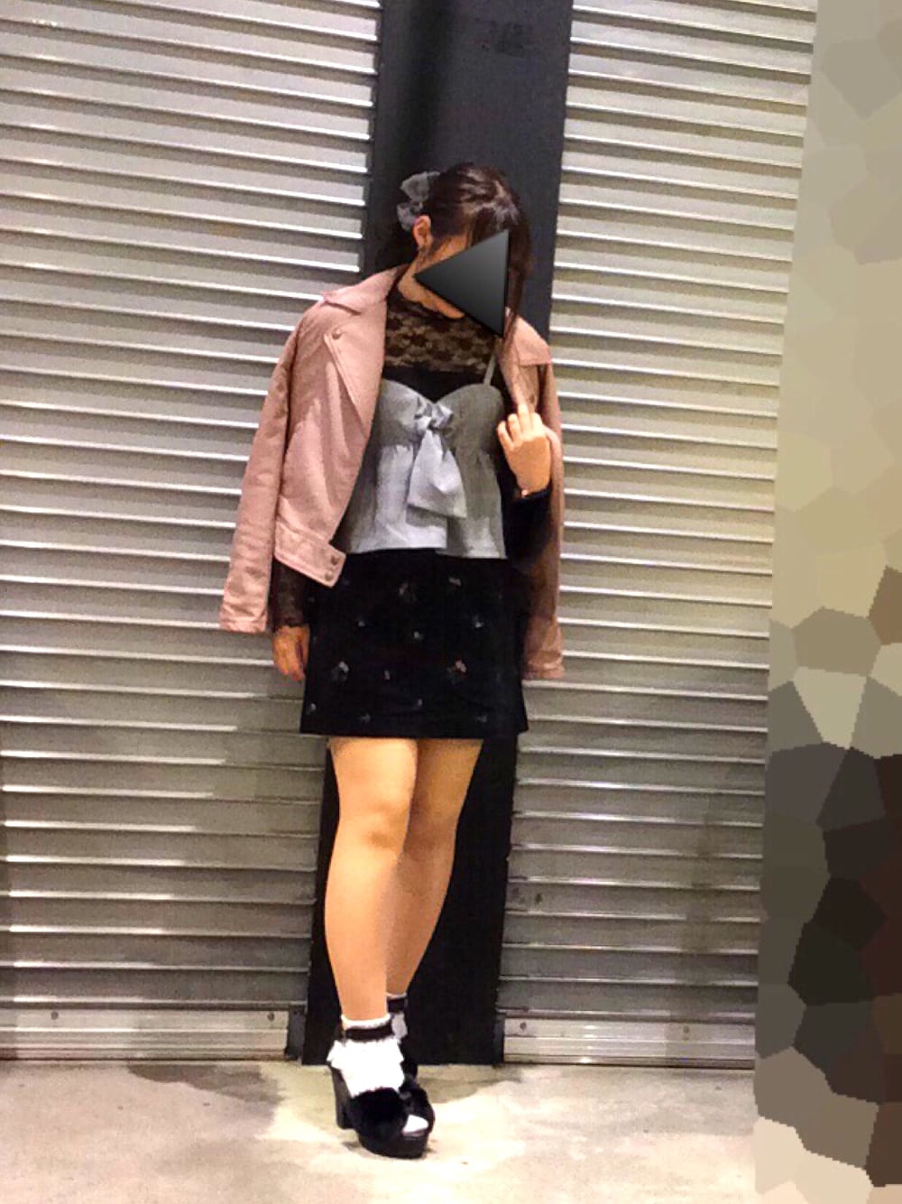 「秋のコーデ、甘辛mix、ガーリー、ライダース、ピンクライダース、アウター、グレンチェック、キャミソール、ベロア、ファーサンダル」｜「Heatherのフラワー＊シシュウベロアスカート　769134（スカート、ブラック系）」を使った、naoさん（レディース・155cm）の秋コーディネートの1枚目の写真