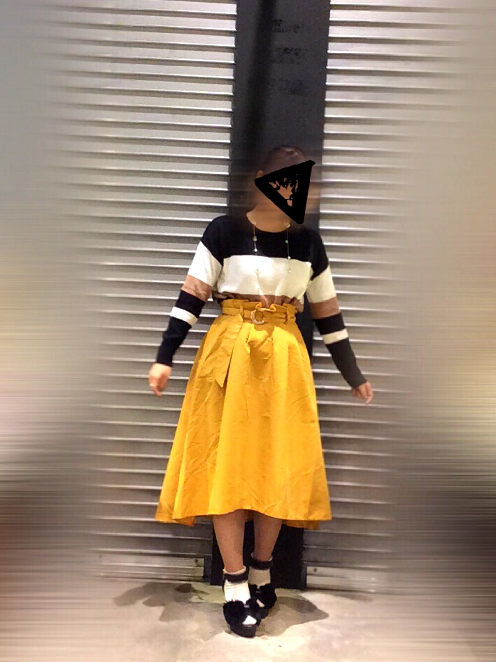 「秋冬コーデ、大人カジュアル、ガーリー、ストライプ、ストライプニット、マスタード、マスタードスカート、フィッシュテールスカート、ファーサンダル、パールネックレス」｜「HeatherのＰ／カラータックフレアスカート  767538（スカート、イエロー系）」を使った、naoさん（レディース・155cm）の冬コーディネートの1枚目の写真