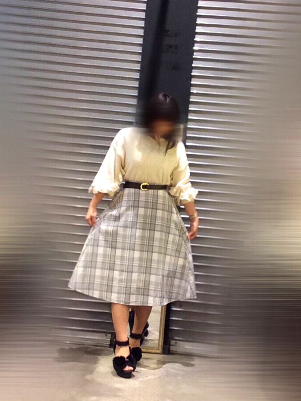 「プチプラ、かわいい、大人ガーリー、フリルニット、チェックスカート、ベルト、ファーサンダル」｜「GUのアイテム（スカート、グレー系）」を使った、naoさん（レディース・155cm）の春コーディネートの1枚目の写真