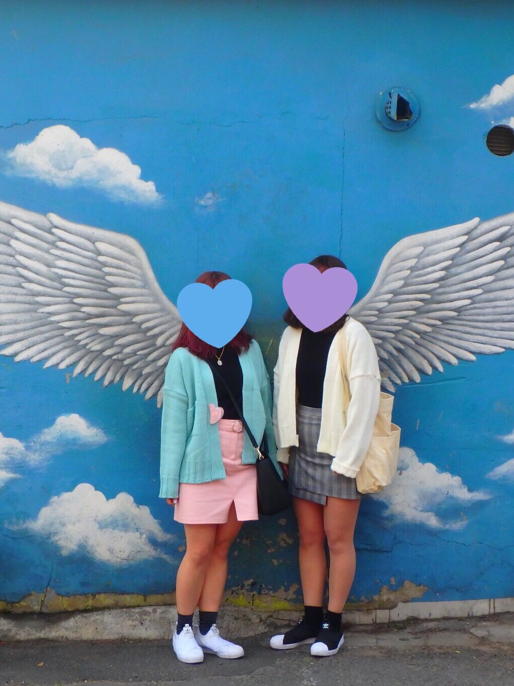 ホワイト系のスリッポンを着用したレディースの夏コーディネートの1枚目の写真