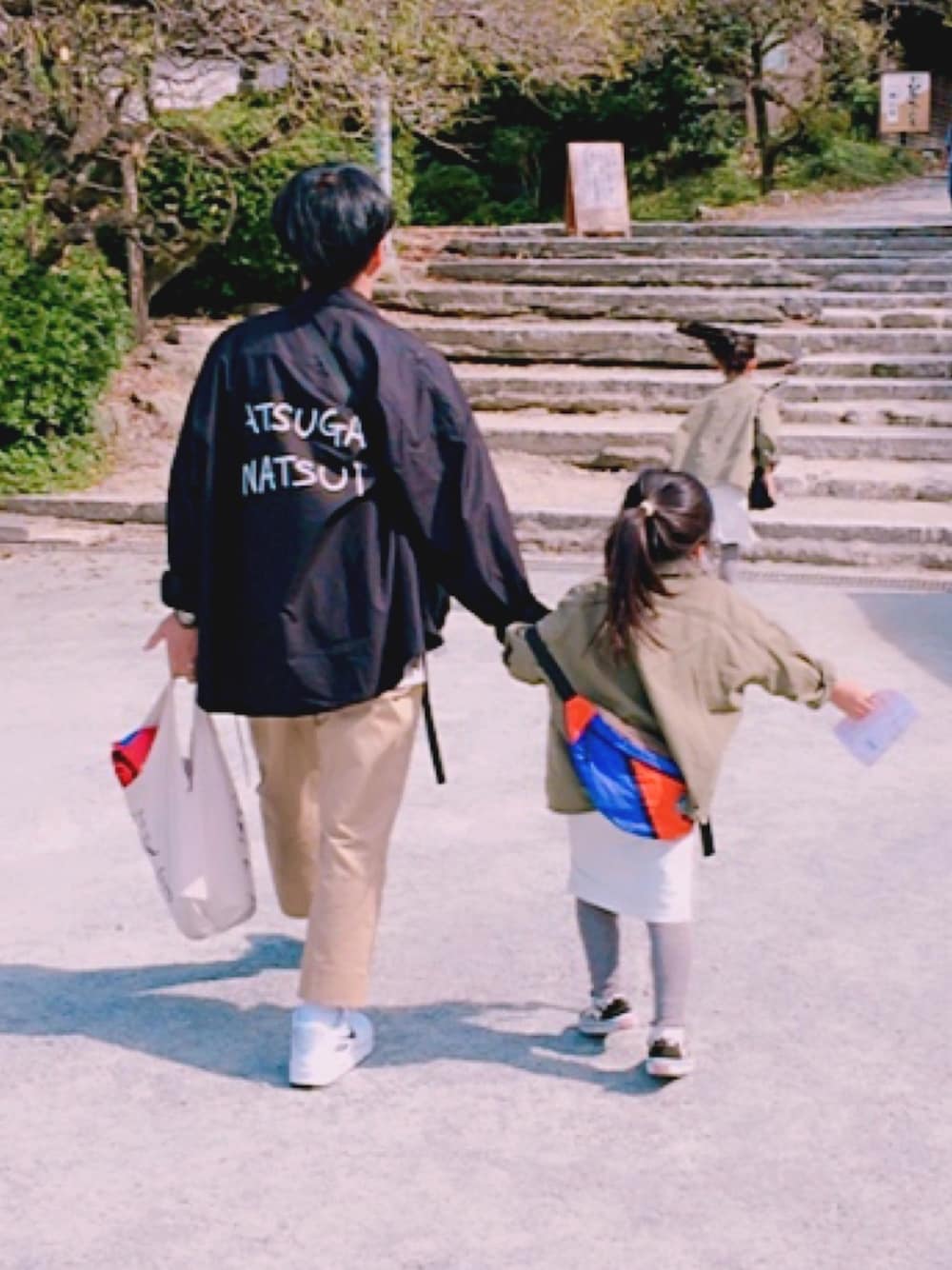 「おしゃれさんと繋がりたい、チノパン、ビッグシルエット、公園、親子コーデ」｜「HAREのTOKYO NONSENSE/加賀美健×HAREバックロゴシャツ(HARE)（シャツ/ブラウス、ブラック系）」を使った、トニーさん（メンズ・165cm）の冬コーディネートの1枚目の写真