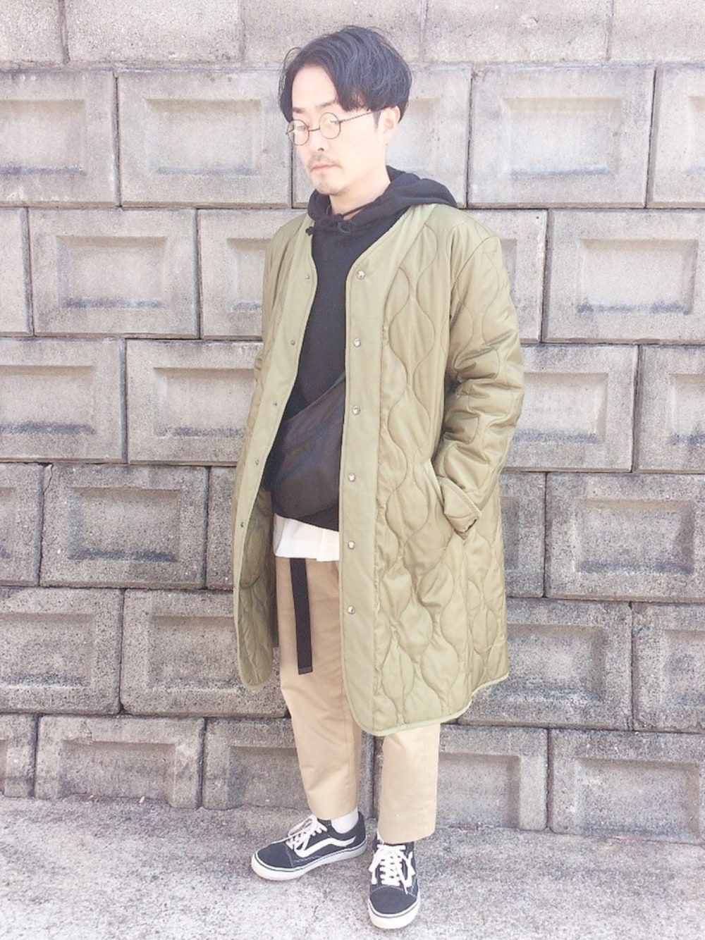 「キルティング、チノパン、フーディー、公園スタイル、ロンT、おしゃれさんと繋がりたい」｜「niko and...の＜NUMERALS＞キルトフードコート（その他アウター、ブラック系）」を使った、トニーさん（メンズ・165cm）の冬コーディネートの1枚目の写真