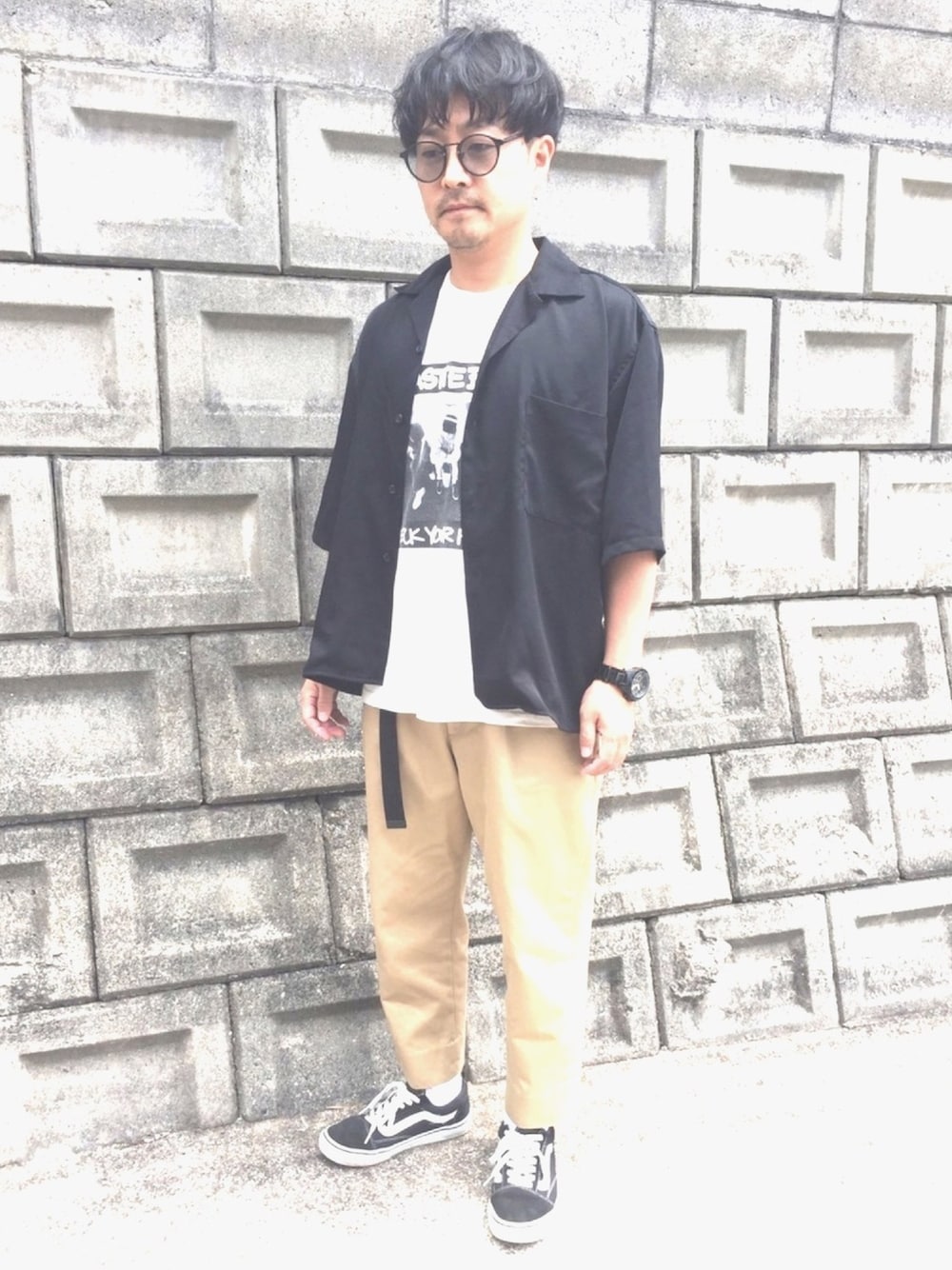 「夏コーデ、Tシャツ、フォトT、チノパン、オープンカラーシャツ、カイキンシャツ、サングラス、夏だ！Tシャツ着よう！」｜「HAREのサテンカイキンシャツ(HARE)（シャツ/ブラウス、ブラック系）」を使った、トニーさん（メンズ・165cm）の夏コーディネートの1枚目の写真