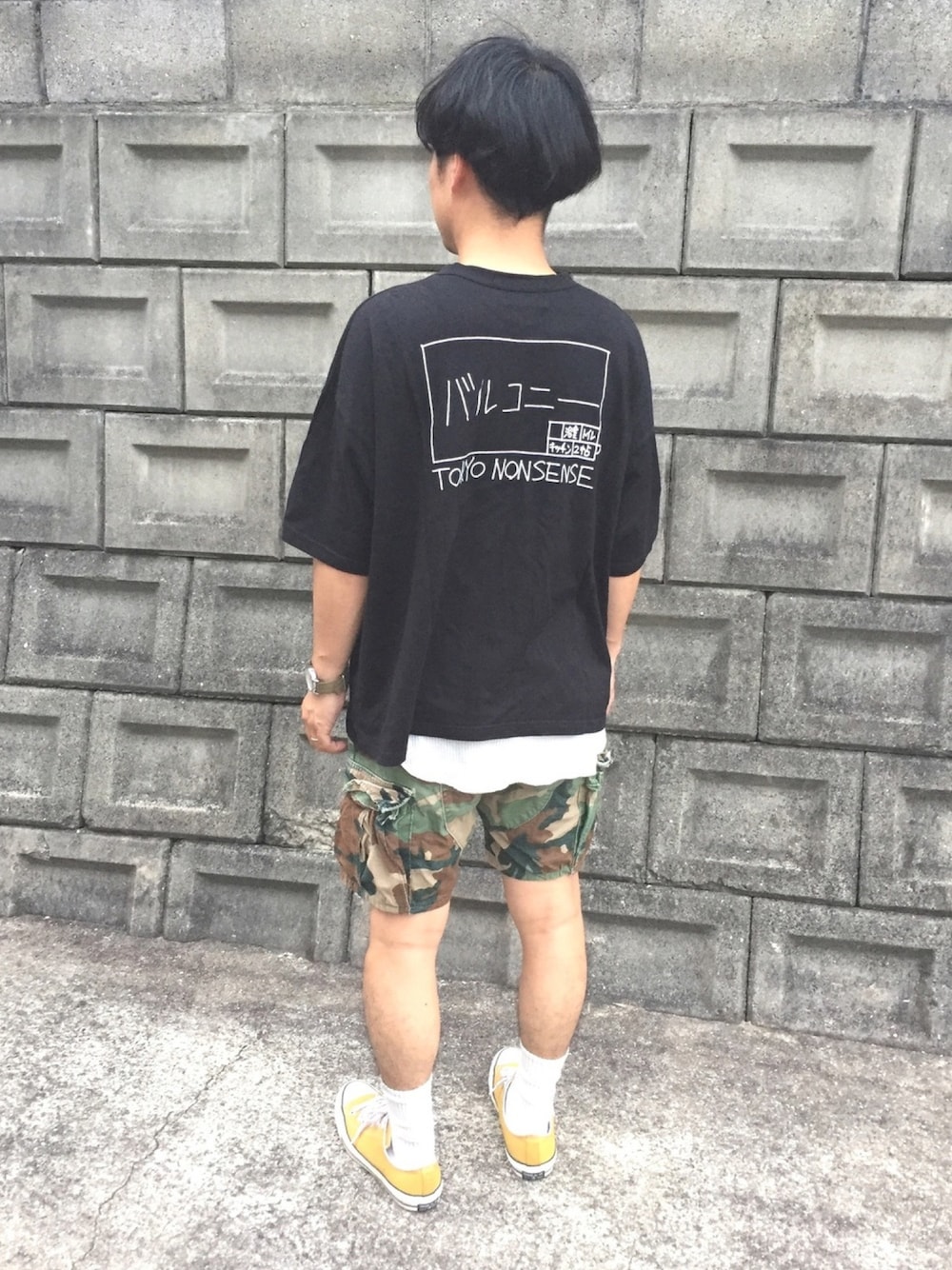 「夏だ！Tシャツ着よう！、デッドストック、Tシャツ、カジュアル、ショートパンツ、カモフラ、迷彩、加賀美健、ビッグT、古着MIX」｜「HAREの加賀美健×HARE　半袖Tシャツ1(HARE)（Tシャツ/カットソー、ブラック系）」を使った、トニーさん（メンズ・165cm）の夏コーディネートの1枚目の写真