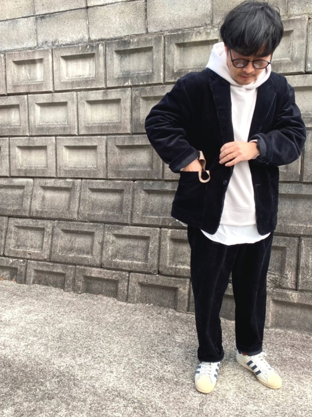 「セットアップ、アラフォー、フーディー、オトナカジュアル、カジュアル」｜「JOURNAL STANDARDのアイテム（セットアップ、ブラック系）」を使った、トニーさん（メンズ・165cm）の冬コーディネートの1枚目の写真
