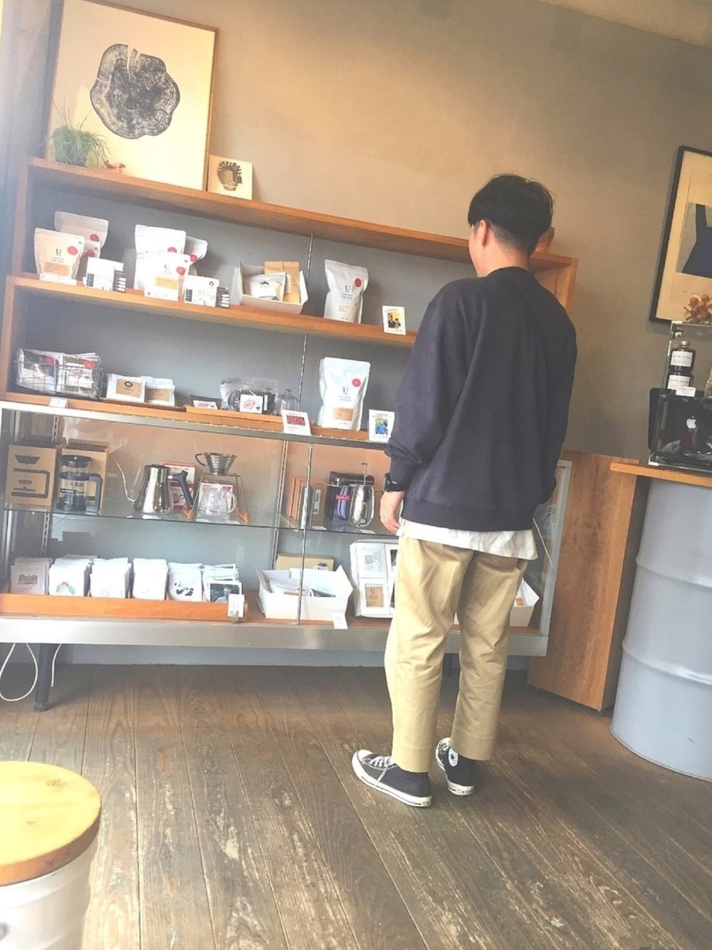 「チノパン、おしゃれさんと繋がりたい、アラフォー、スウェット、カジュアル、コンバース、ハイカットスニーカー、LUMINOX」｜「HAREのヌバックビッグプルオーバー(HARE)（スウェット、ブラック系）」を使った、トニーさん（メンズ・165cm）の冬コーディネートの1枚目の写真