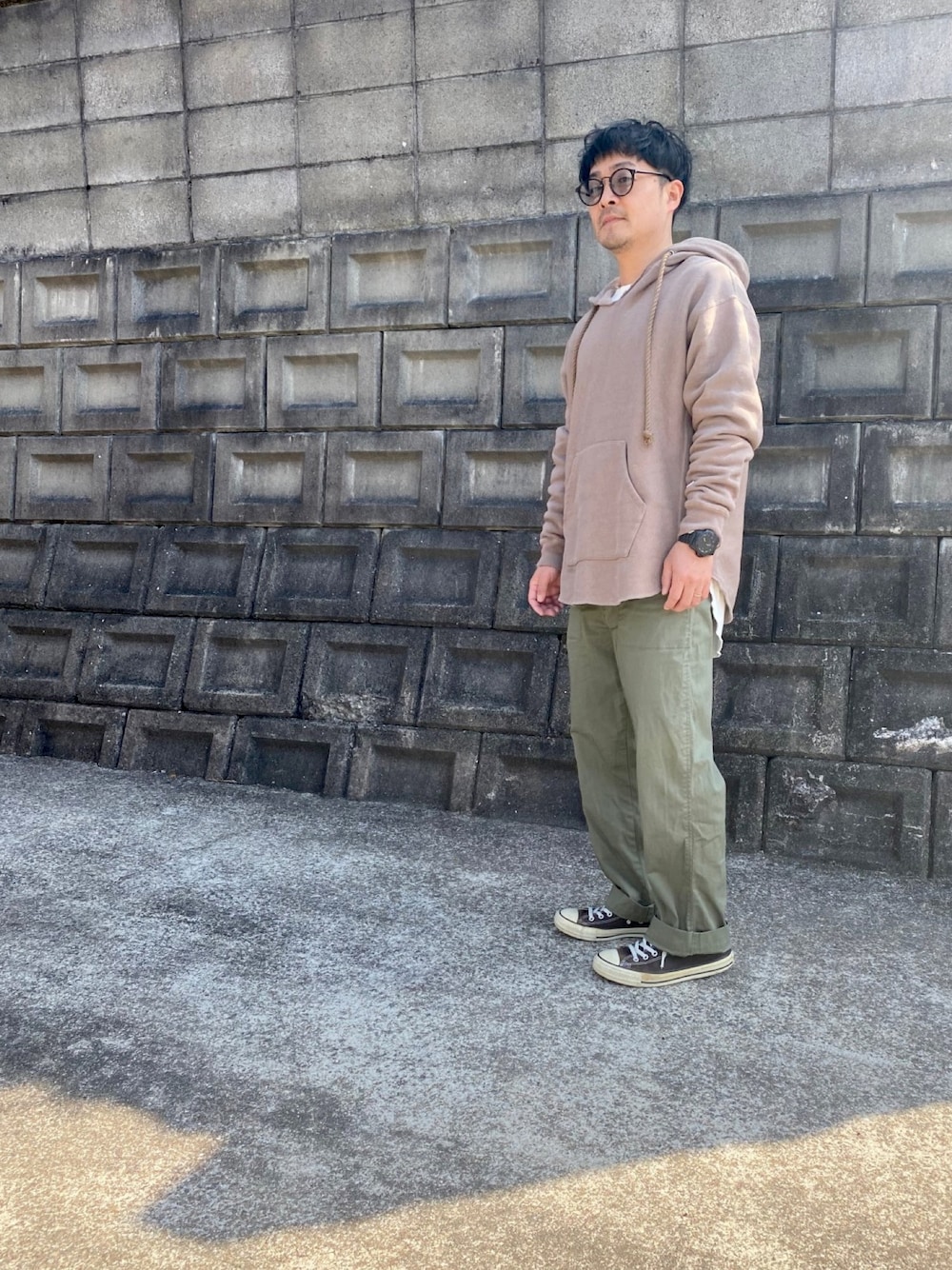 「フーディー、パーカー、ミリタリー、レイヤードスタイル、アースカラー、サングラス、モンキータイム、LUMINOX、アラフォー、チャンピオン」｜「Championの＜Champion × monkey time＞ REVERSE WEAVE PULLOVER HOODIE/パーカー（パーカー、ベージュ系）」を使った、トニーさん（メンズ・165cm）の冬コーディネートの1枚目の写真