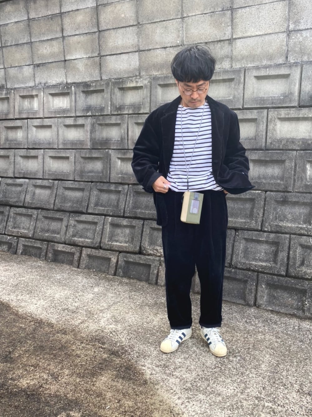 「春コーデ、ボーダー、ブラック、セットアップ、コーデュロイパンツ、コーデュロイジャケット、スーパースター80's、オトナカジュアル、メガネ男子、アラフォー」｜「LOWRYS FARMのＵＳＡＢＩＧボーダー　930226（Tシャツ/カットソー、ブルー系）」を使った、トニーさん（メンズ・165cm）の冬コーディネートの1枚目の写真