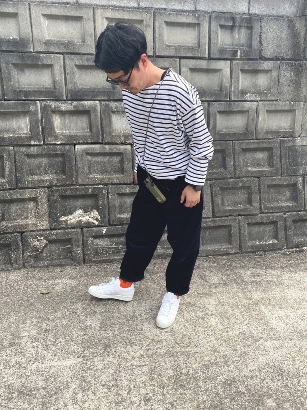 「大人カジュアル、春コーデ、ビッグシルエット、ボーダーTシャツ、LOWRYS FARM、ジャーナルスタンダード、カラーソックス、スーパースター、カラーサングラス、アラフォー」｜「LOWRYS FARMのＵＳＡＢＩＧボーダー　930226（Tシャツ/カットソー、ブルー系）」を使った、トニーさん（メンズ・165cm）の春コーディネートの1枚目の写真