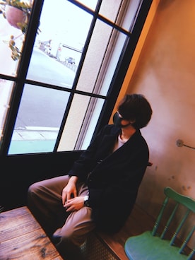 「カフェ」｜「アイテム（ピーコート）」を使った、なりiさん（メンズ・180cm）の冬コーディネート