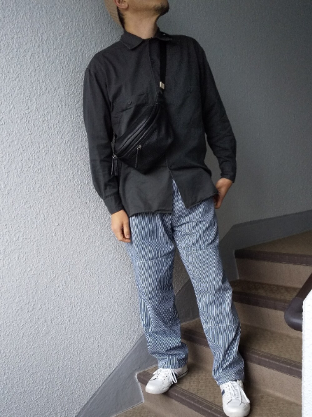 「はるコーデ、白スニーカー、ヒッコリーパンツ、お洒落さんとつながりたい、シャツ」｜「Dickiesのデニムパンツ（デニムパンツ、ブルー系）」を使った、めろはやぶささん（メンズ・173cm）の春コーディネートの1枚目の写真