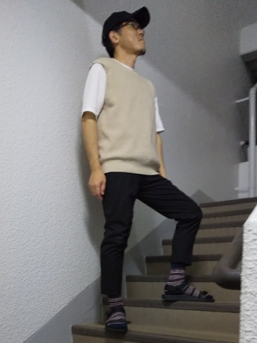 「ユニクロ、サンダルに靴下、ベスト、ダテメガネ、おしゃれさんと繋がりたい」｜「UNIQLOのアイテム（スラックス、ブラック系）」を使った、めろはやぶささん（メンズ・173cm）の春コーディネートの1枚目の写真