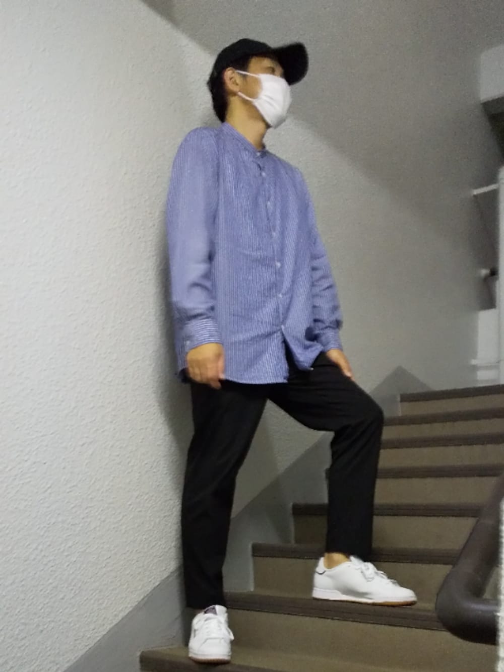 「ストライプシャツ、スラックス、ユニクロコーデ、シロスニーカー、おしゃれさんと繋がりたい」｜「UNIQLOのアイテム（スラックス、ブラック系）」を使った、めろはやぶささん（メンズ・173cm）の春コーディネートの1枚目の写真
