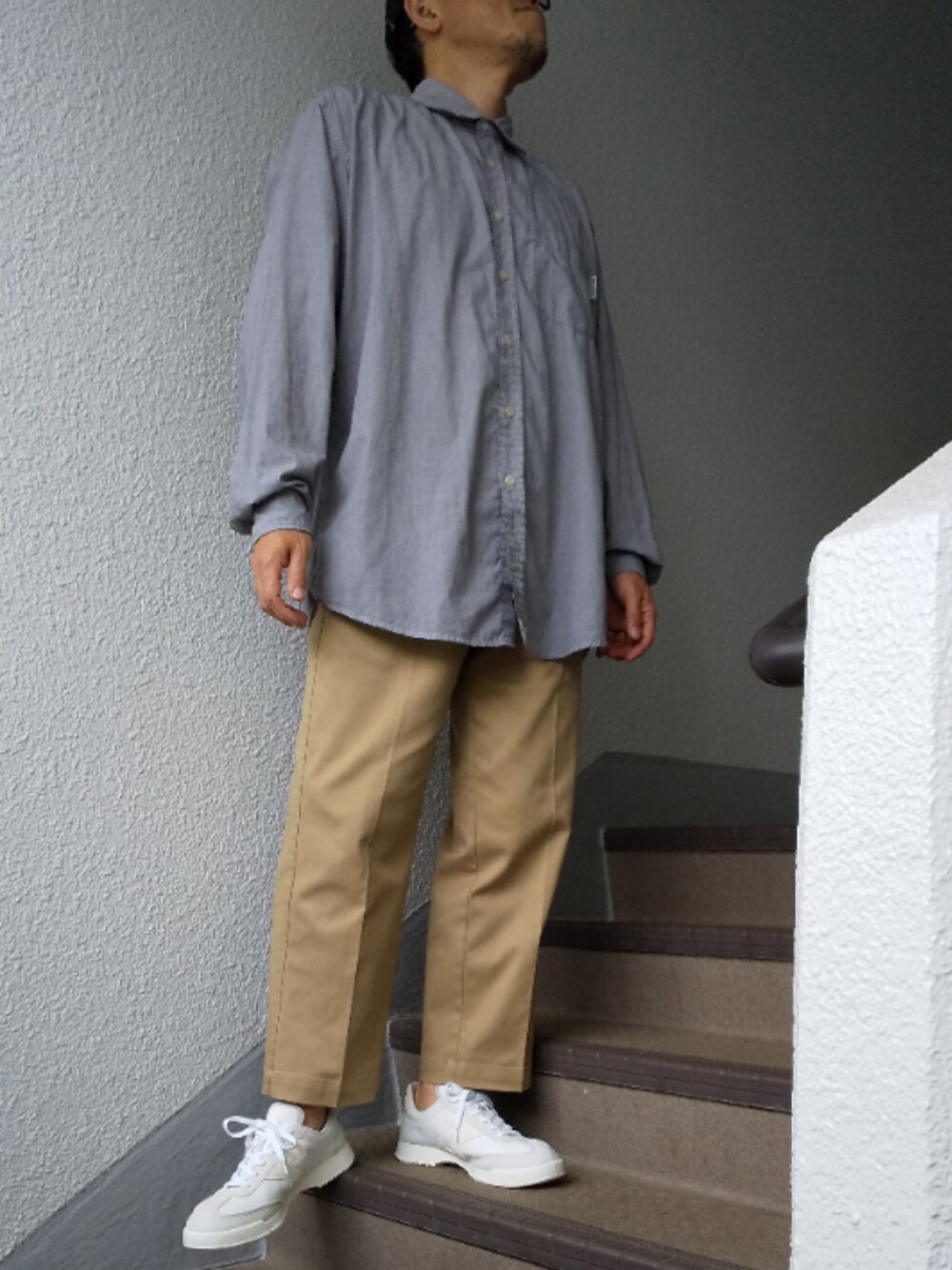 「オーバーサイズシャツ、白スニーカー、古着好きな人と繋がりたい、スタプレ、40代ファッション」｜「Levi'sのLevis Sta Prest WIDE LegDrop（その他パンツ、ベージュ系）」を使った、めろはやぶささん（メンズ・173cm）の夏コーディネートの1枚目の写真