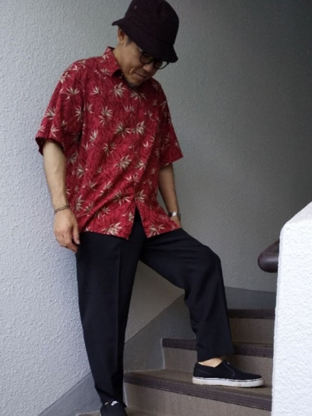 「ワイドスラックス、アロハシャツ、バケットハット、ダテメガネ、UNIQLO、シャツ好き集まれ、柄シャツ」｜「NIKEのNIKE WMNS TOKI SLIP CANVAS【SP】（スニーカー、ブラック系）」を使った、めろはやぶささん（メンズ・173cm）の夏コーディネートの1枚目の写真