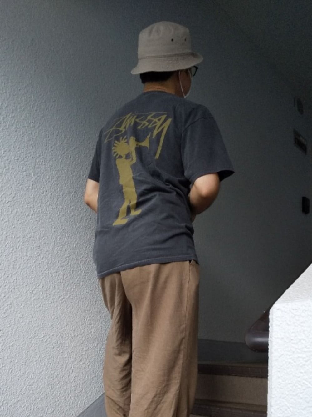 「stussy、バケットハット、ワイドパンツ、Aライン、ブラウンコーデ」｜「STUSSYの半袖Tシャツ（Tシャツ/カットソー、ブラック系）」を使った、めろはやぶささん（メンズ・173cm）の夏コーディネートの1枚目の写真