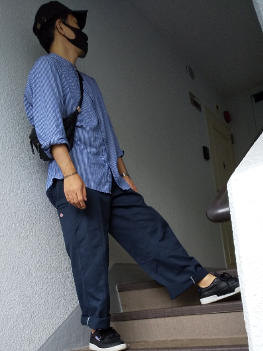 「ストライプシャツ、同系色コーデ、ビッグシルエット、スタンドカラー、おしゃれさんと繋がりたい」｜「DickiesのDickies◆ワークチノショーツ（チノパンツ、ブルー系）」を使った、めろはやぶささん（メンズ・173cm）の夏コーディネートの1枚目の写真