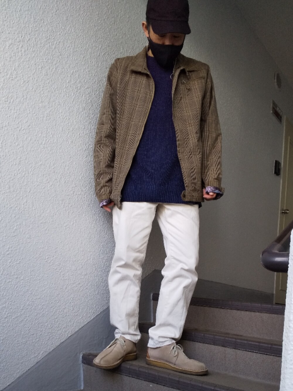 「さわやか、春、デニムパンツ、ホワイトパンツ、柄アウター、4XL、40代ファッション」｜「ClarksのDesert Trek / デザートトレック (サンドスエード)（モカシン/デッキシューズ、ベージュ系）」を使った、めろはやぶささん（メンズ・173cm）の冬コーディネートの1枚目の写真
