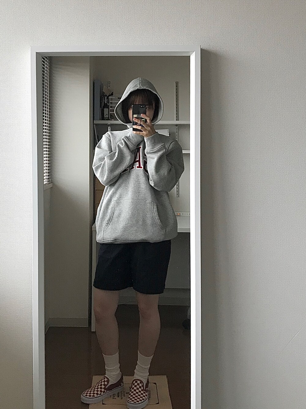 「古着、used、ストリート、メンズライク、パーカー、ハーフパンツ、スリッポン」｜「GAPのGapロゴ プルオーバーパーカー（パーカー、グレー系）」を使った、ほさん（レディース・162cm）の秋コーディネートの1枚目の写真