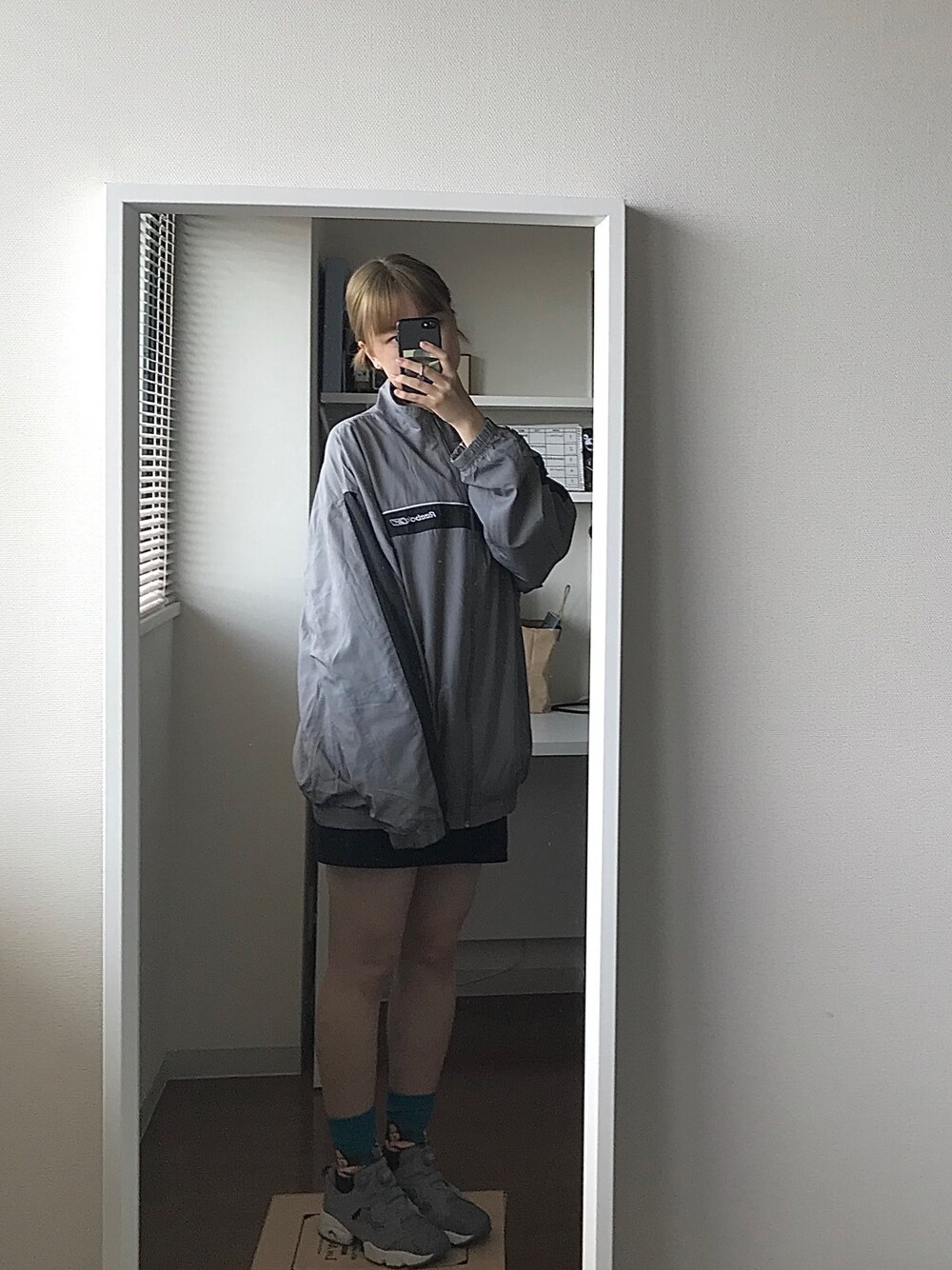 「古着、used、リーボック(Reebok)、ストリート、メンズライク」｜「Reebokのアイテム（ナイロンジャケット、グレー系）」を使った、ほさん（レディース・162cm）の秋コーディネートの1枚目の写真