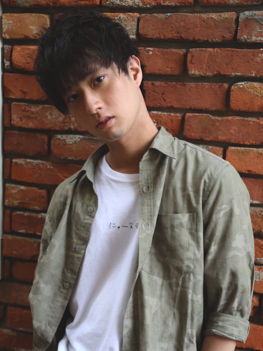「ラブアンドピース2020、ティーシャツ、平均身長コーデ、ニューエラ、俳優、モデル」｜「NEW ERAのアイテム（Tシャツ/カットソー、ホワイト系）」を使った、kanta0406fasさん（メンズ・171cm）の秋コーディネートの1枚目の写真