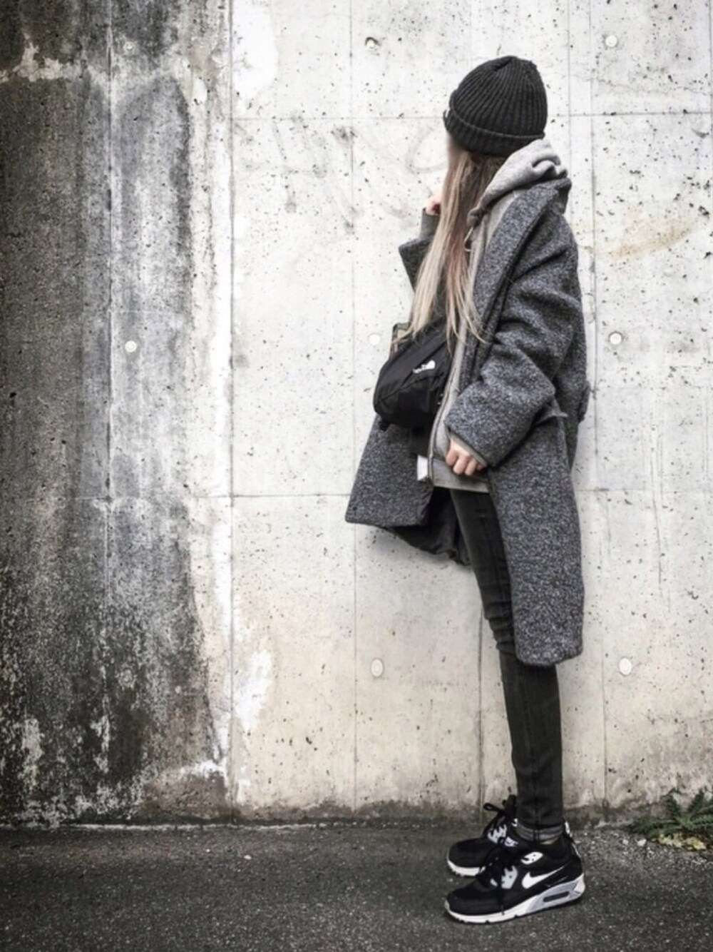 「シンプル、シンプルコーデ、ニット帽、スキニーデニム、スニーカー、ワントーンコーデ、古着、古着MIX、vintage、NIKE」｜「lilylil1220のアイテム（その他、その他）」を使った、Lilyさん（レディース・160cm）の冬コーディネートの1枚目の写真