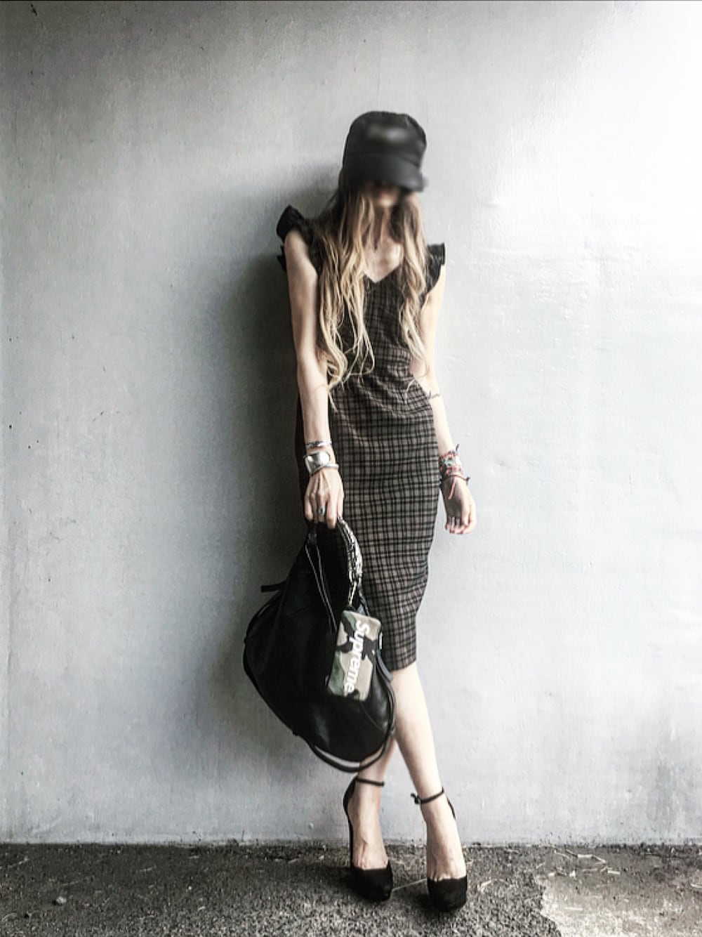 ブラウン系のドレスを着用したレディースの夏コーディネートの1枚目の写真