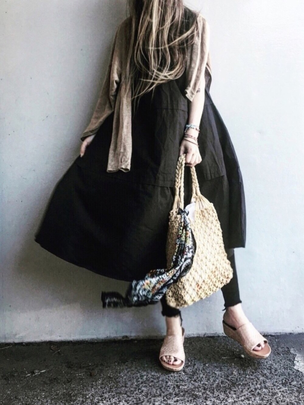 「オトナカジュアル、大人カジュアル、サンダル、夏、厚底サンダル、ワンピース、マクラメ、florist、ModeRobe、fitflop」｜「MODE ROBEのノースリコットンワイドワンピース（ワンピース、ブラック系）」を使った、Lilyさん（レディース・160cm）の夏コーディネートの1枚目の写真