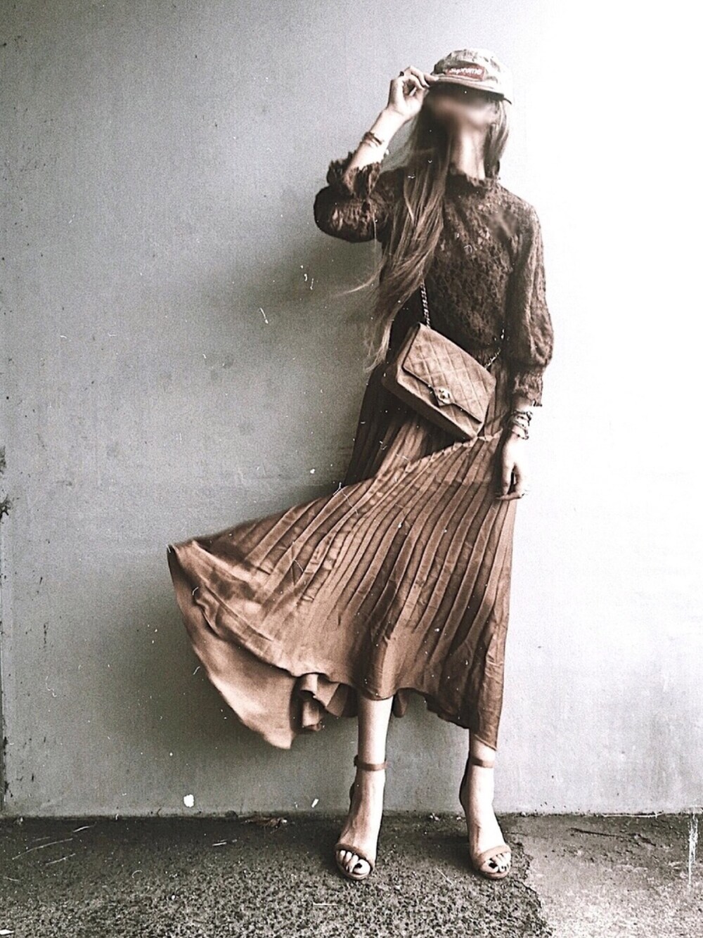 ブラウン系のシャツ/ブラウス、ベージュ系のサンダル、ゴールド系のブレスレットを着用したレディースの夏コーディネートの1枚目の写真