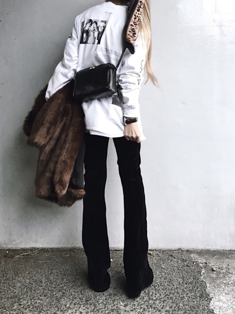 ブラック系のその他パンツ、ブラック系のショルダーバッグ、ブラウン系のストール/ショールを着用したレディースの冬コーディネートの1枚目の写真