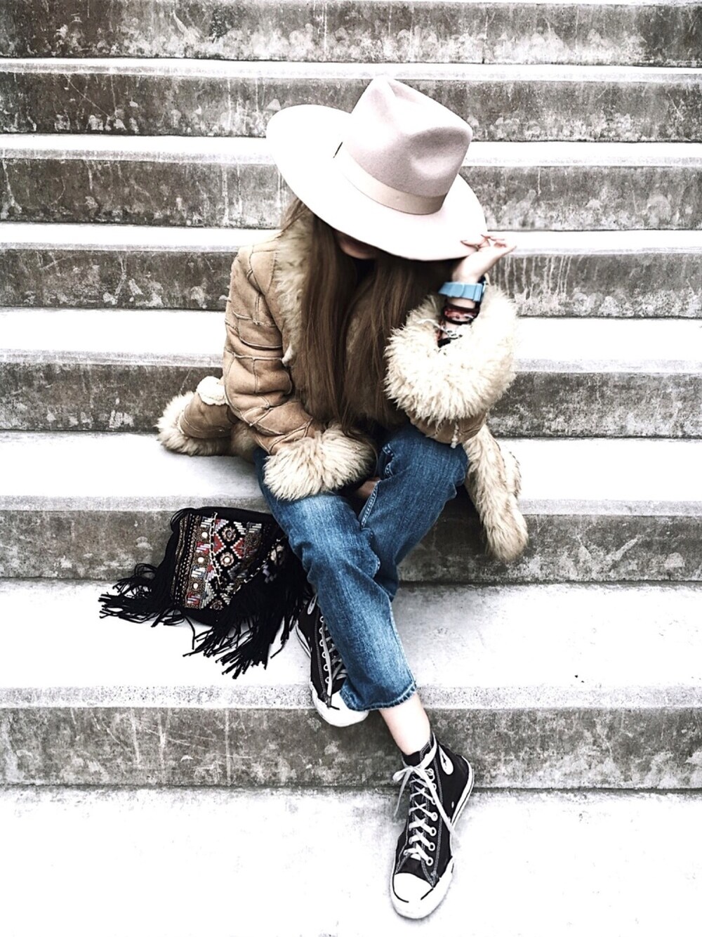 ブルー系のデニムパンツ、ブルー系のアナログ腕時計を着用したレディースの冬コーディネートの1枚目の写真