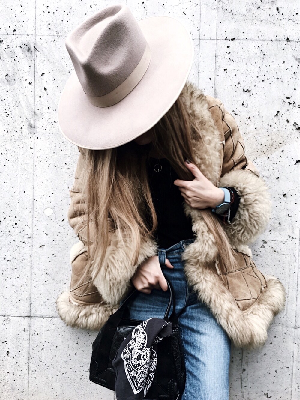 ブルー系のデニムパンツ、ゴールド系のネックレス、ブルー系のアナログ腕時計を着用したレディースの冬コーディネートの1枚目の写真