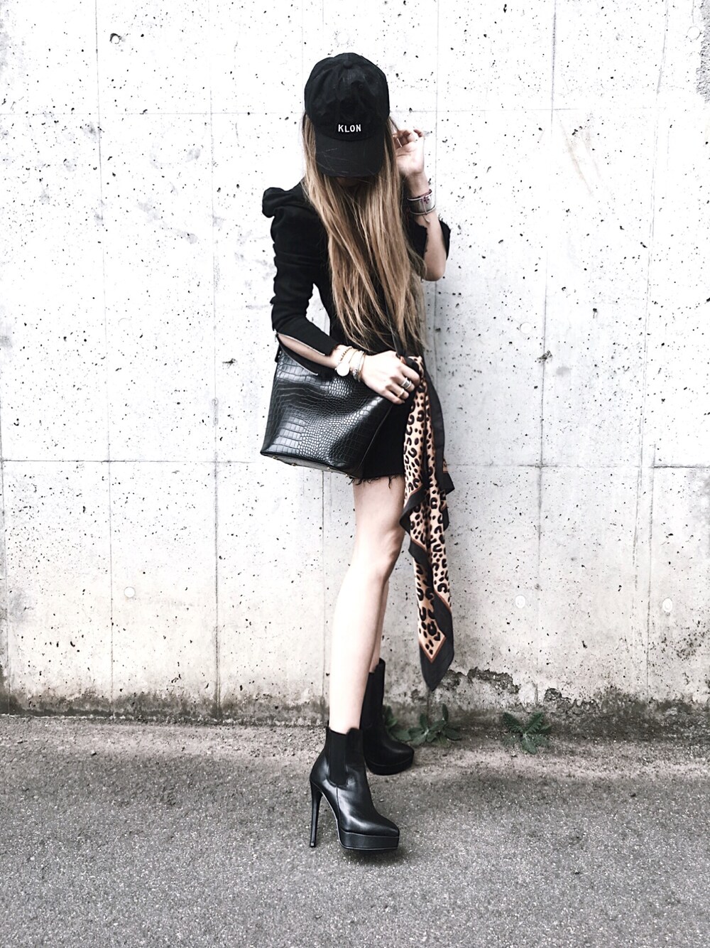 「Klon、キャップ、オールブラック、古着、古着MIX、グレイル、GRL、unemansion、florist、vintage」｜「KLONのアイテム（アナログ腕時計、ゴールド系）」を使った、Lilyさん（レディース・160cm）の春コーディネートの1枚目の写真