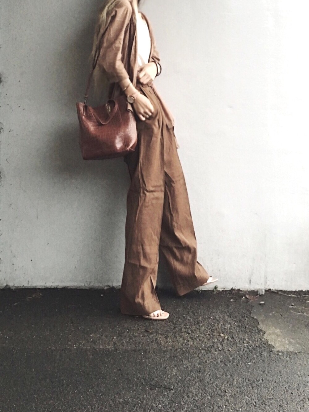 イエロー系のショルダーバッグ、ゴールド系のアナログ腕時計を着用したレディースの秋コーディネートの1枚目の写真