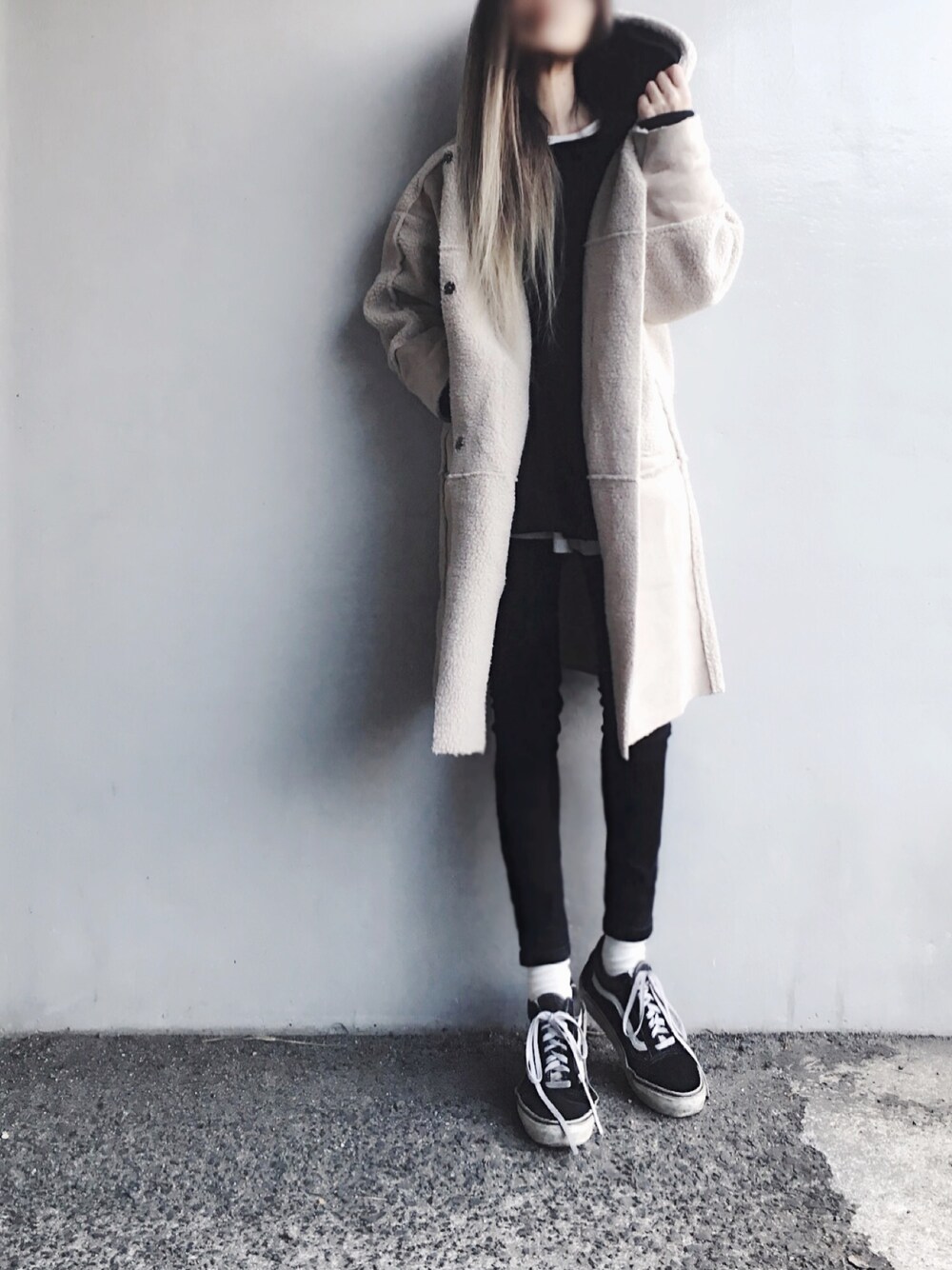 「モノトーン、モノトーンコーデ、シンプル、カジュアル、グレイル、スキニーデニム、シュガービスケット、GRL、sugarbisket、VANS」｜「La-gemmeのボアスイッチングコート（ムートンコート、ベージュ系）」を使った、Lilyさん（レディース・160cm）の冬コーディネートの1枚目の写真