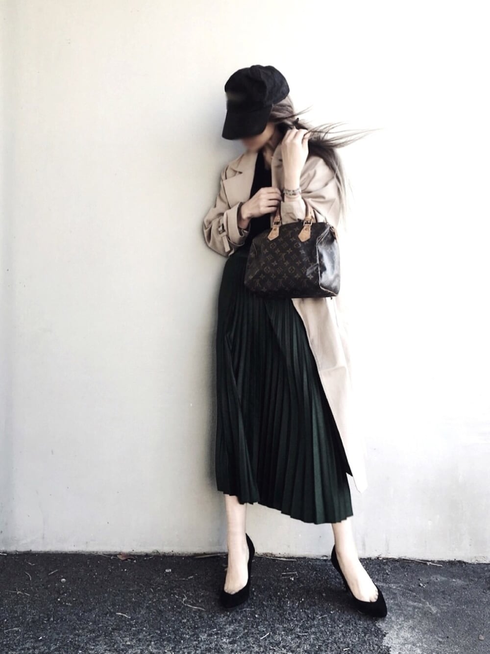 ベージュ系のトレンチコート、グリーン系のスカートを着用したレディースの春コーディネートの1枚目の写真