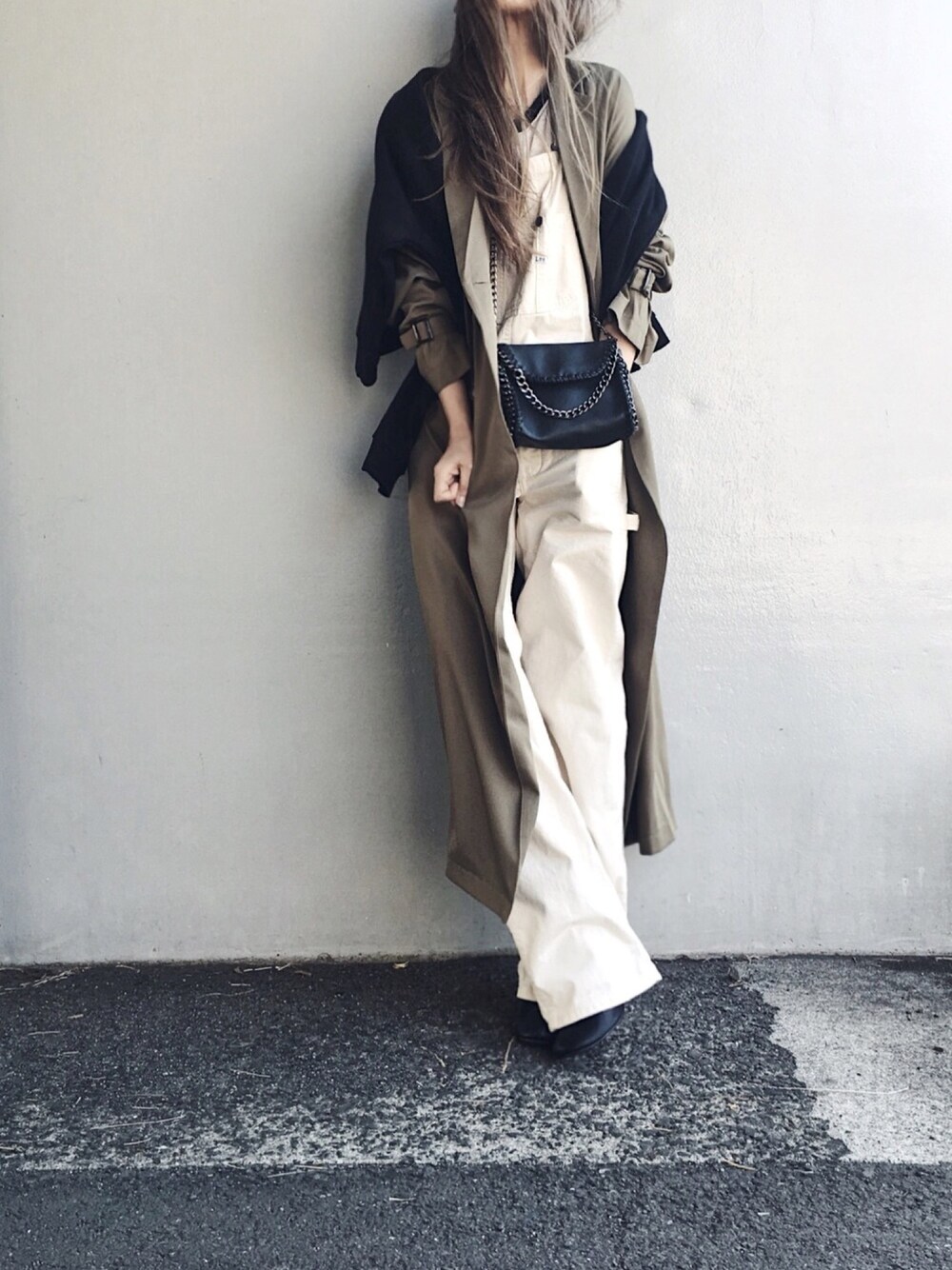 「LeeのLee/リー【定番人気＆ベストセラー】DUNGAREES オーバーオール（サロペット/オーバーオール、ホワイト系）」を使った、Lilyさん（レディース・160cm）の春コーディネートの1枚目の写真