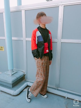 「JUNRED（ジュンレッド）のチェックワイドストレートパンツ（その他パンツ、ベージュ系）」を使った、よしもりさん（メンズ・182cm）の春コーディネート
