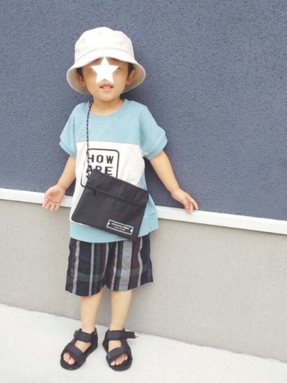 ブラック系のバッグ、ブルー系のその他パンツ、ブルー系のTシャツ/カットソーを着用したキッズの夏コーディネートの1枚目の写真