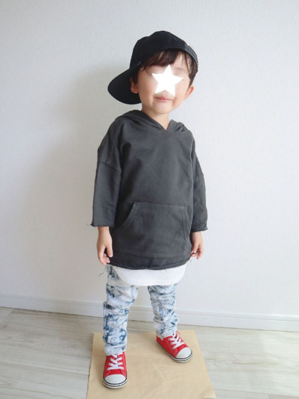 ブラック系のパーカー、ブルー系のデニムパンツ、ホワイト系のTシャツ/カットソーを着用したキッズの秋コーディネートの1枚目の写真