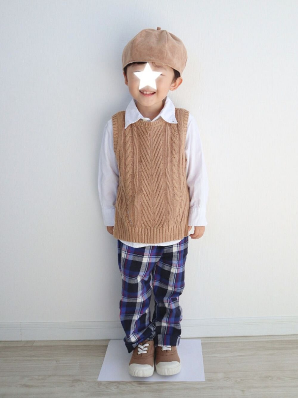 ホワイト系のシャツ/ブラウス、イエロー系のニット/セーター、ブルー系のその他パンツを着用したキッズの秋コーディネートの1枚目の写真