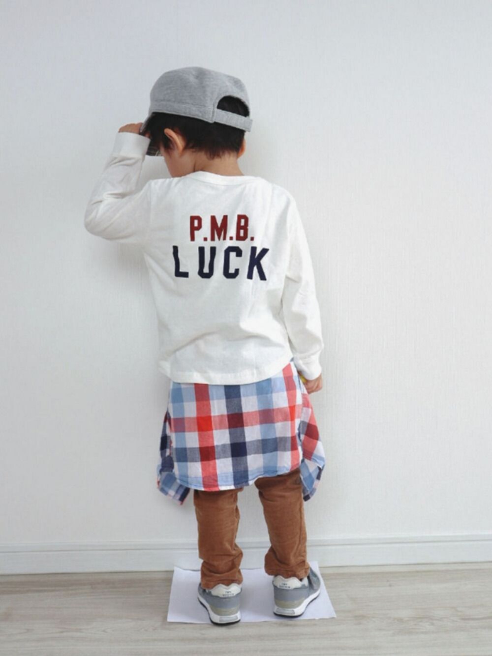 ホワイト系のTシャツ/カットソー、ブルー系のシャツ/ブラウス、グレー系のスニーカーを着用したキッズの秋コーディネートの1枚目の写真